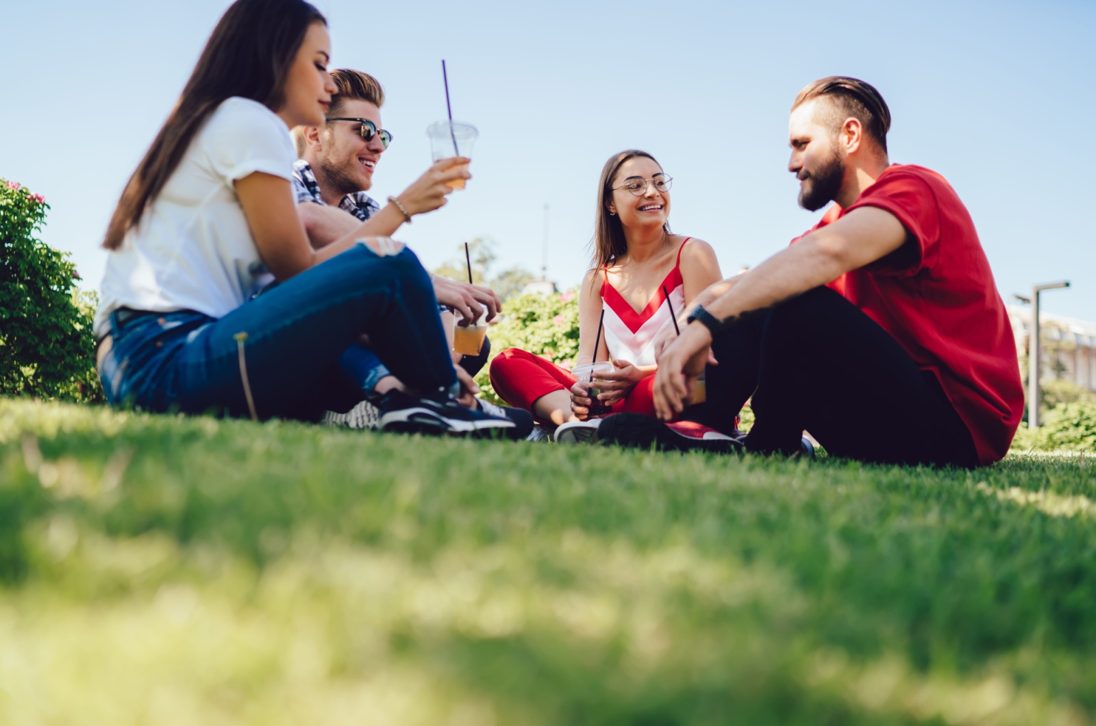 Zwei Paare machen ein Picknick