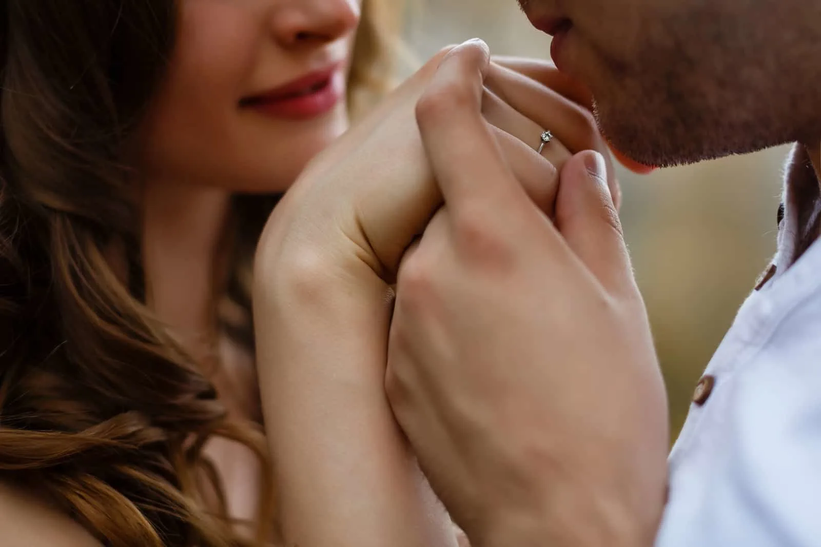 ein Mann küsst die Hand eines Mädchens