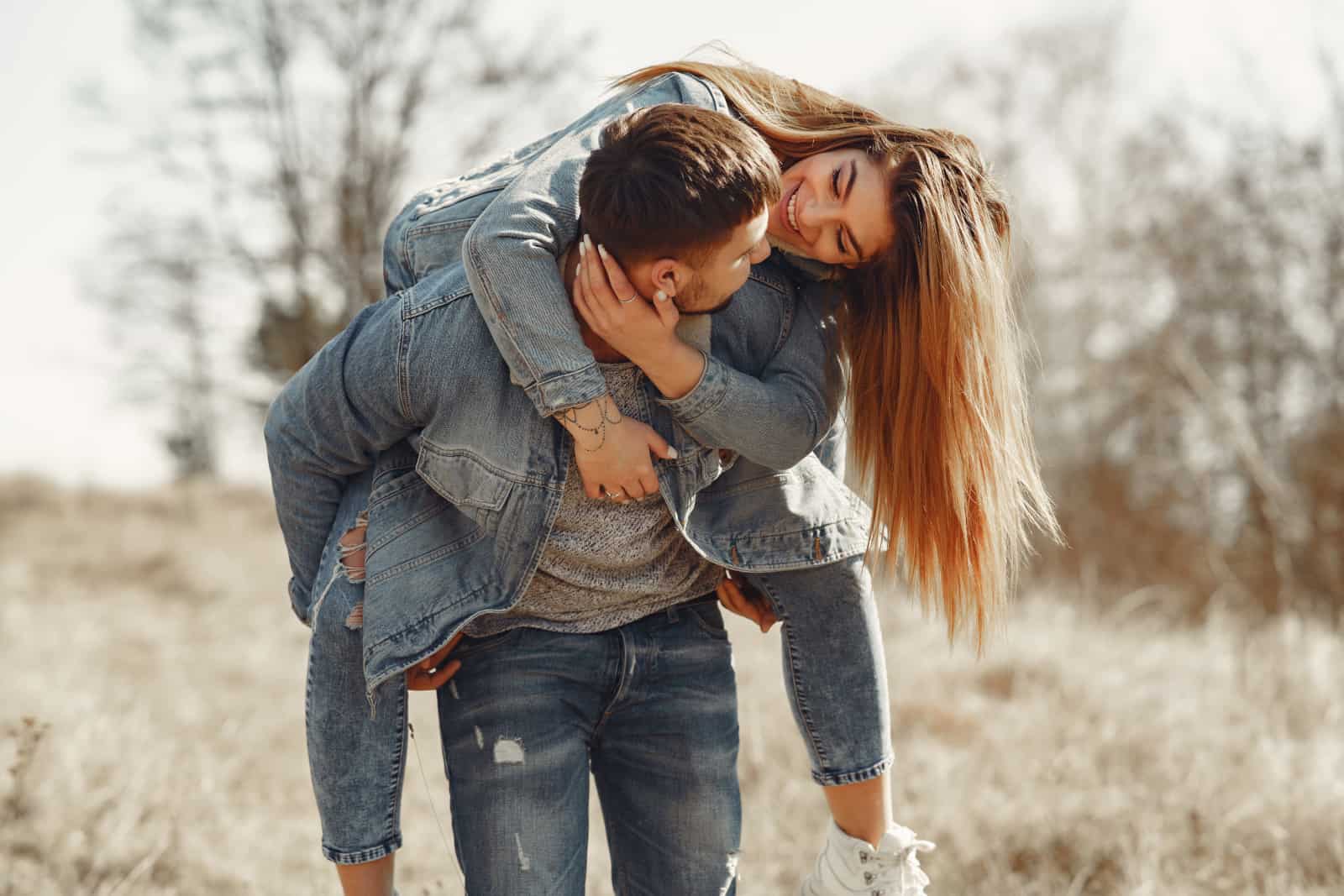 ein Mann und ein Mädchen in einem Jeans-Outfit