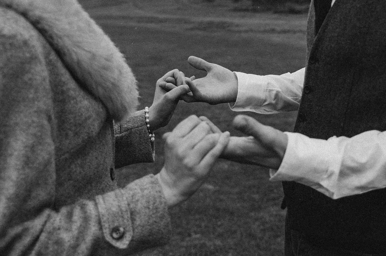 Ein Mann und eine Frau halten sich an den Händen, während sie nahe beieinander stehen