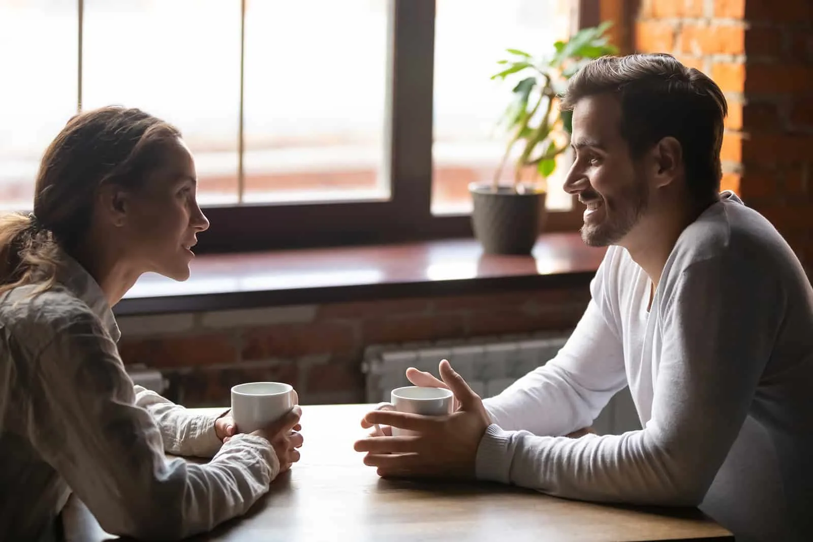 Ein Mann und eine Frau unterhalten sich, während sie in einem Café sitzen