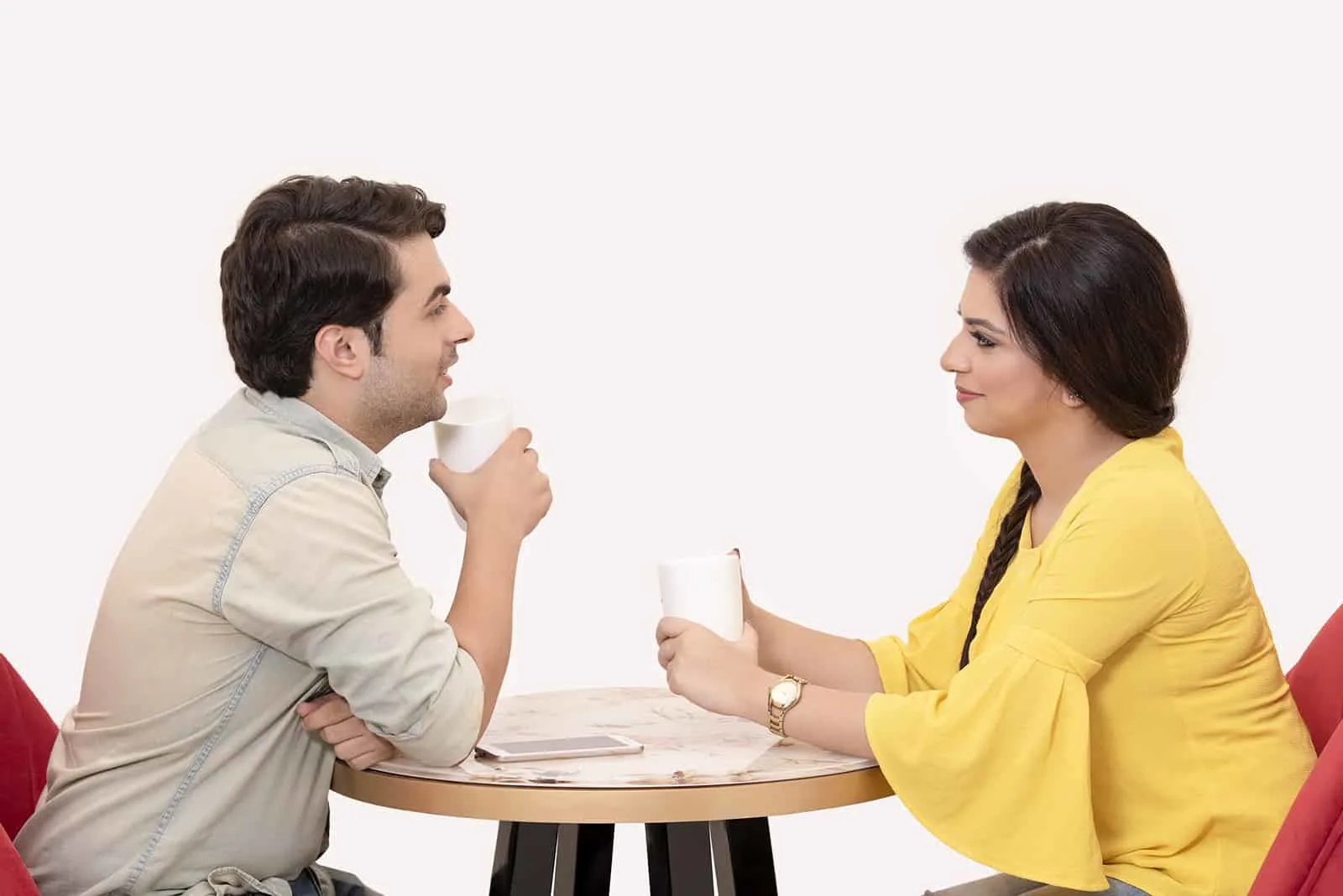 Ein Mann und eine Frau schauen sich an, während sie sich über ein Date unterhalten