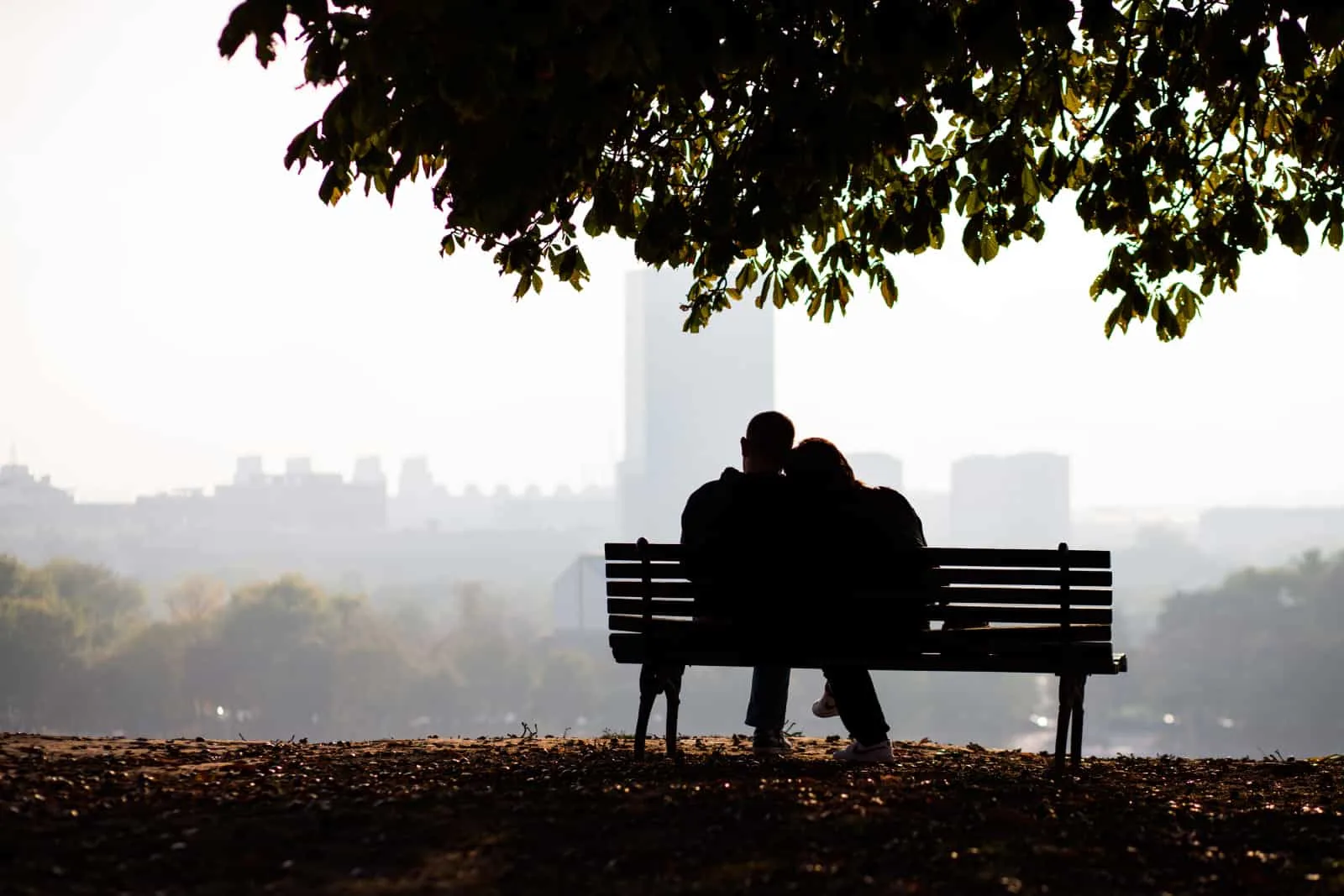 ein Paar sitzt auf einer Bank