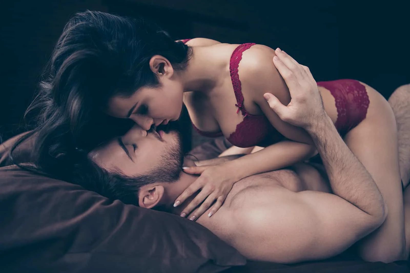 Ein Paar küsst sich in einem Moment der Intimität in einem Bett