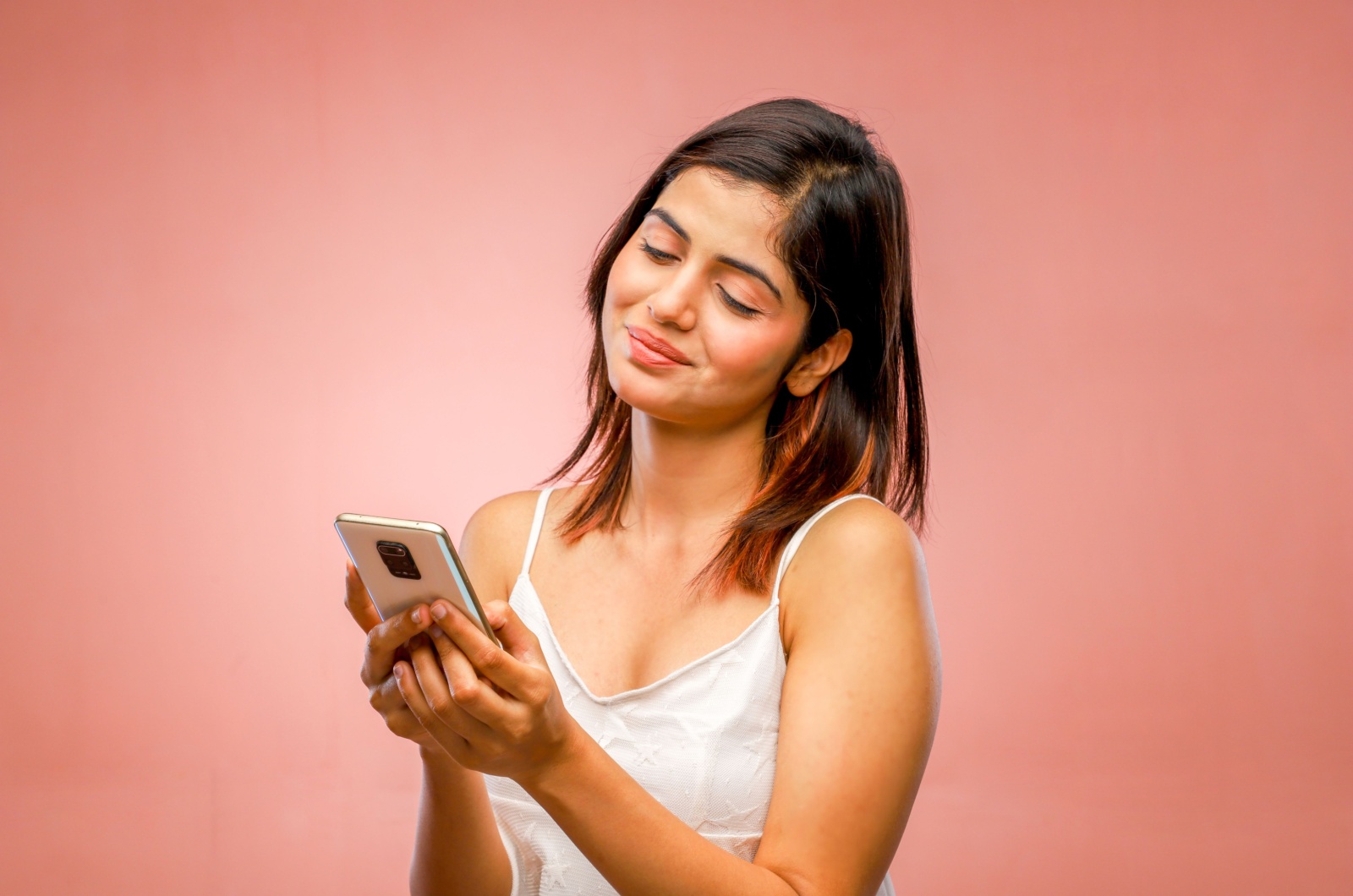 frau geschmeichelt mit handy