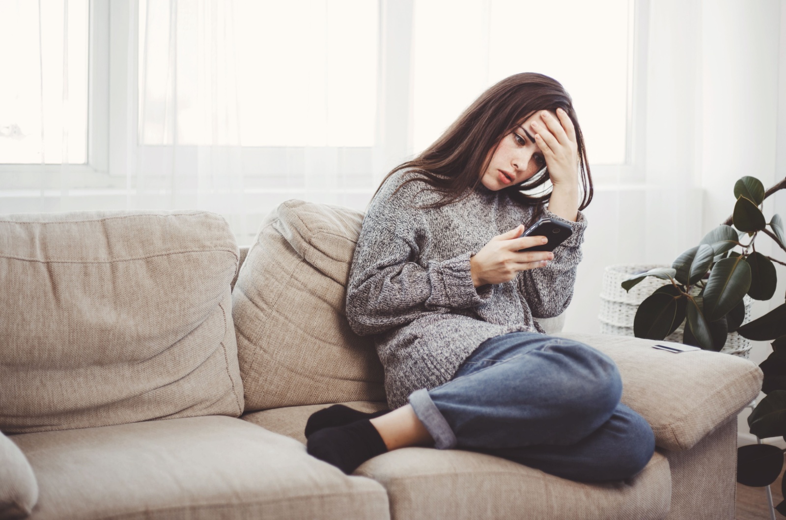 frau gestresst am handy