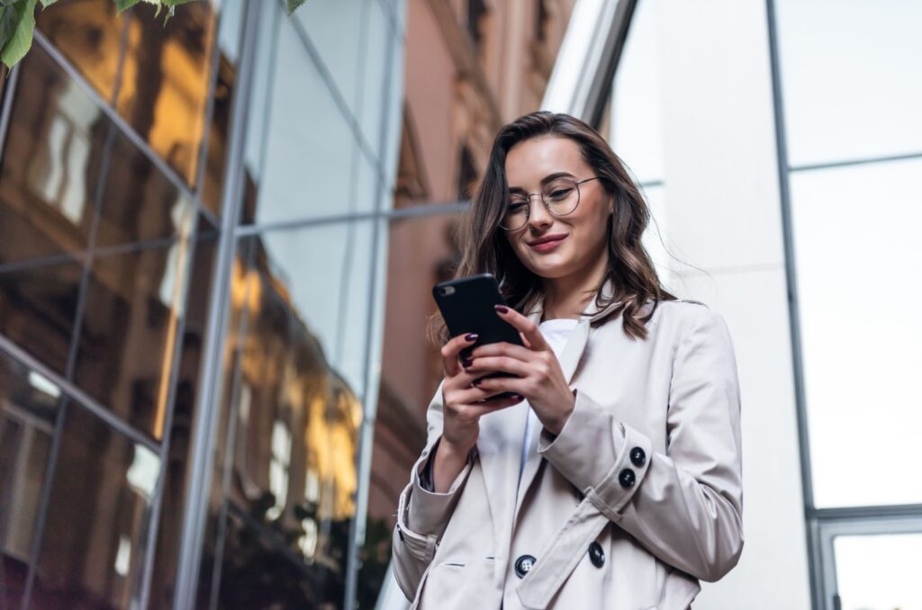 frau grinst ins handy