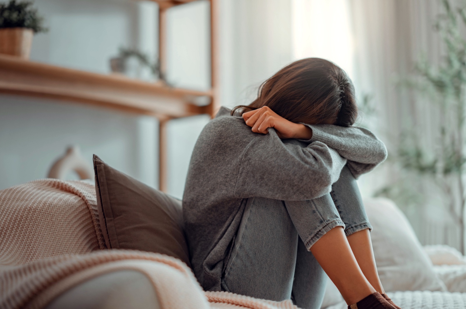 frau kaempft mit ihren emotionen