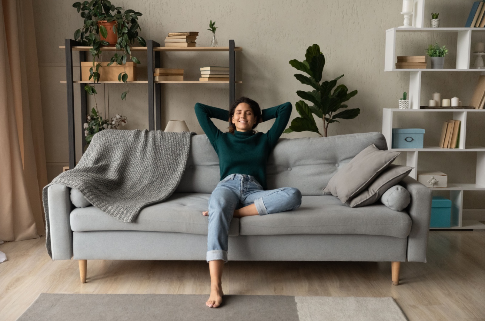 glueckliche Frau im Haus