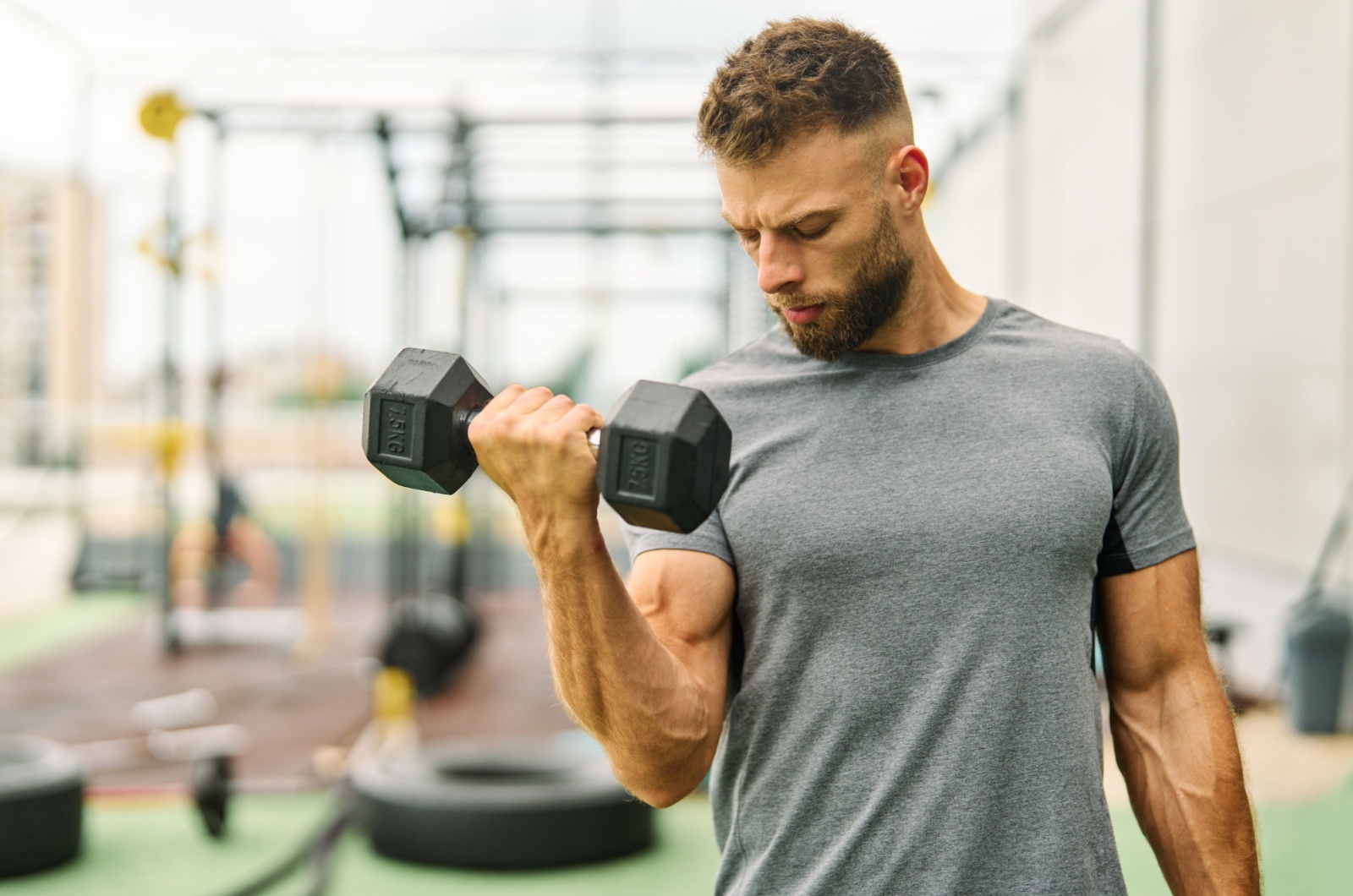 mann im fitnessstudio