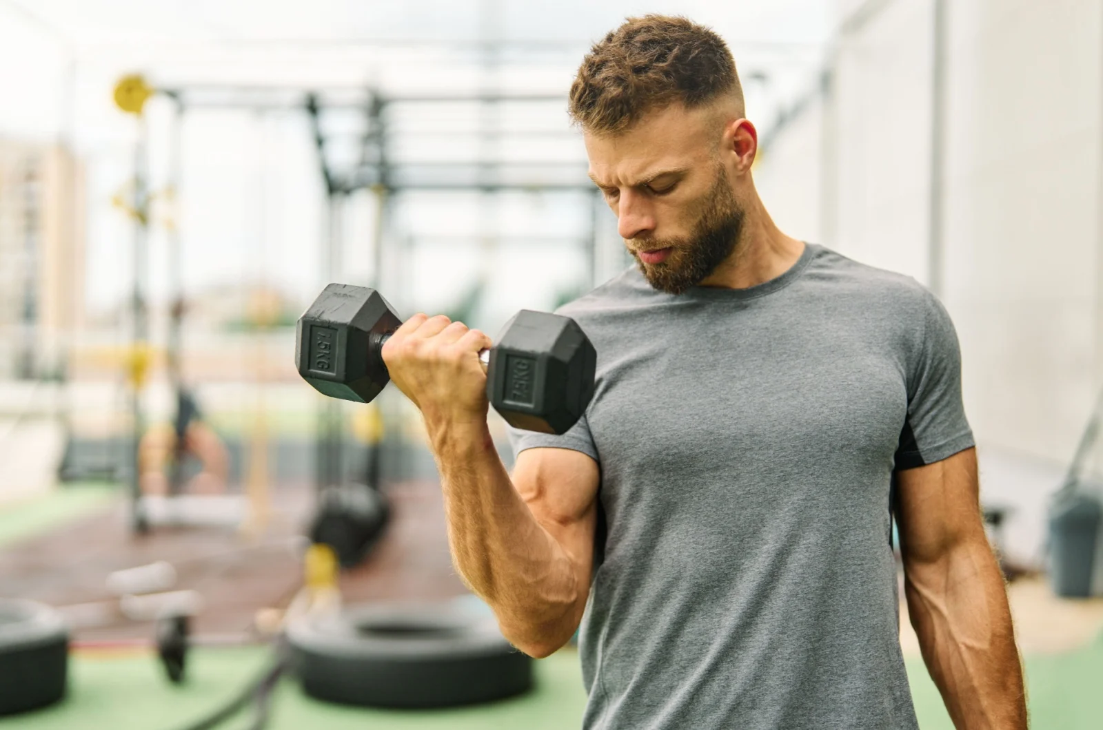 mann im fitnessstudio