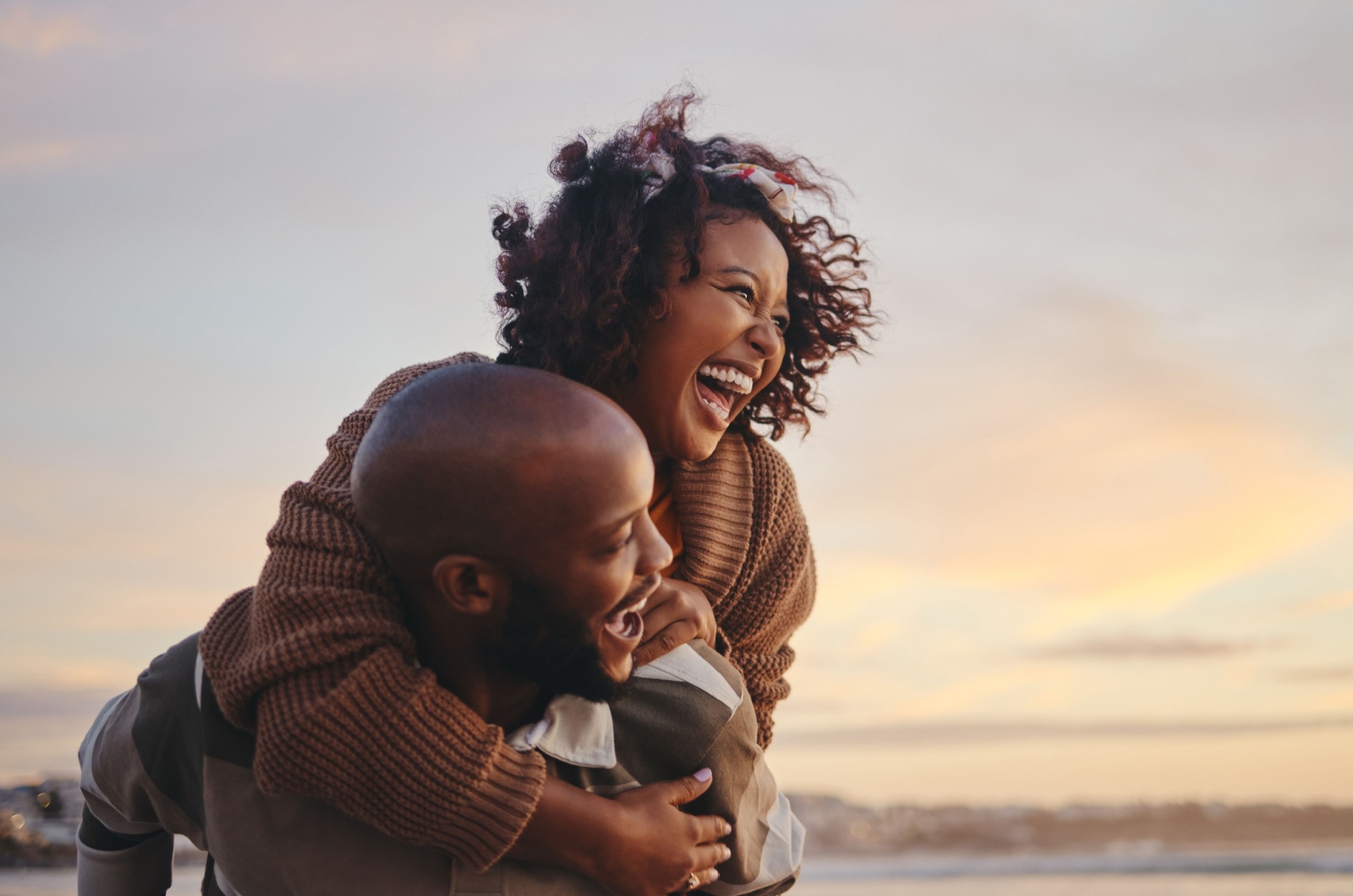 mann und frau lachen am strand
