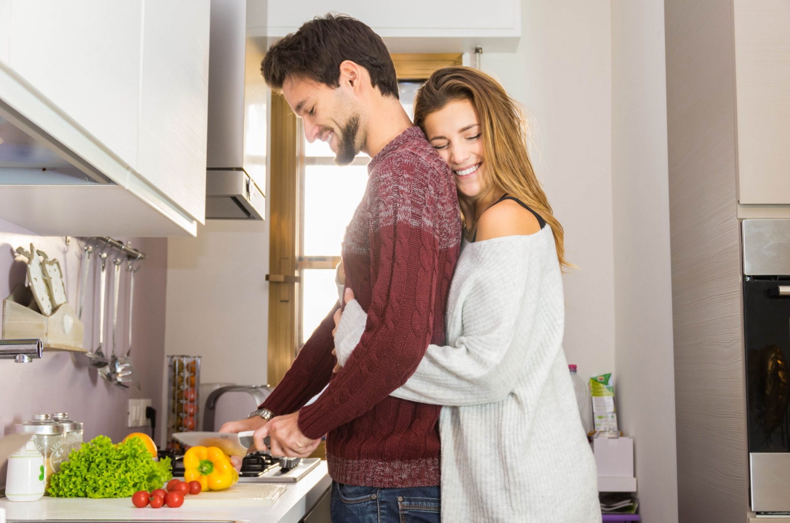 paar kocht zusammmen in kueche