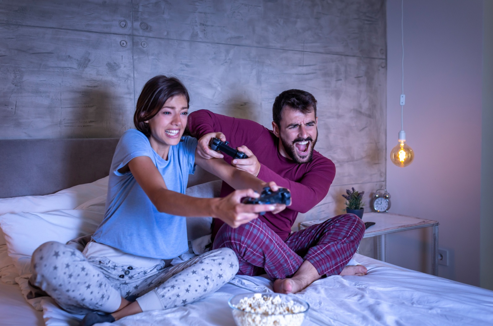 paar spielt playstation
