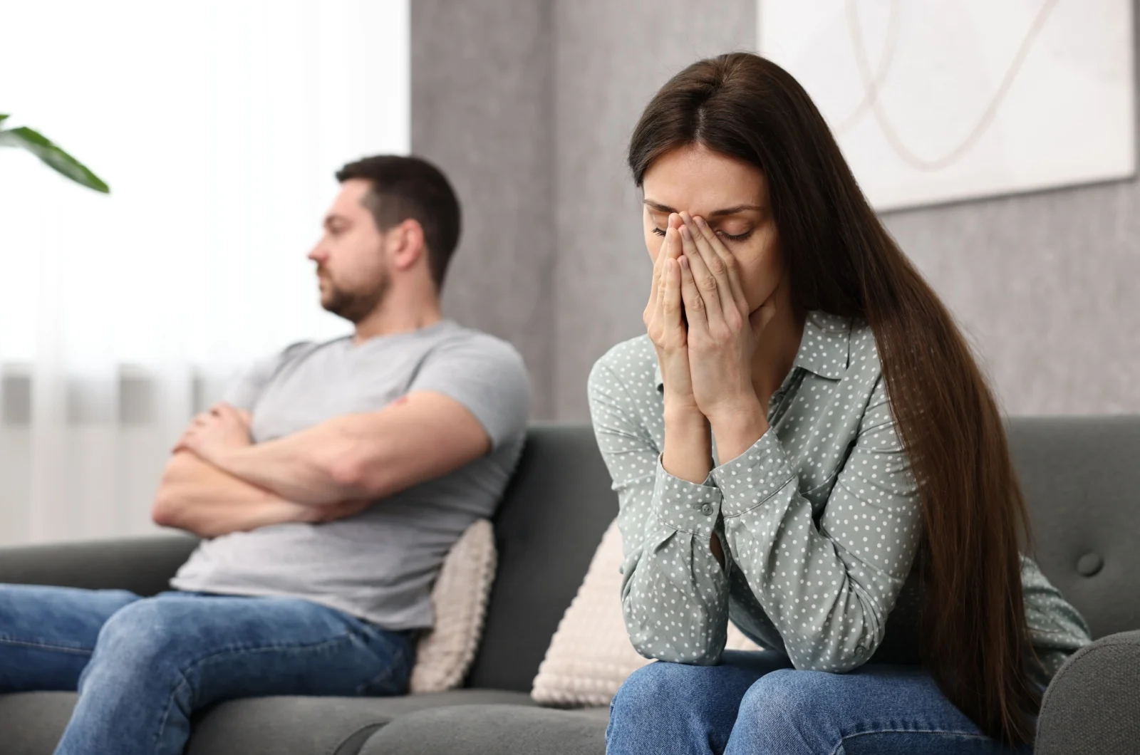 traurige Frau auf der Couch