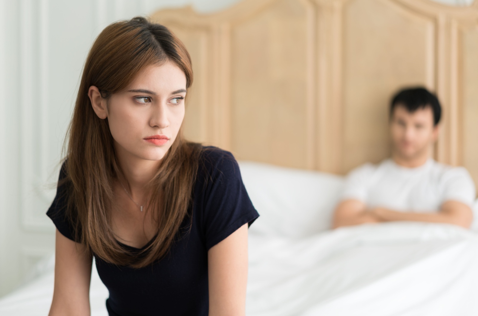 traurige Frau im Bett