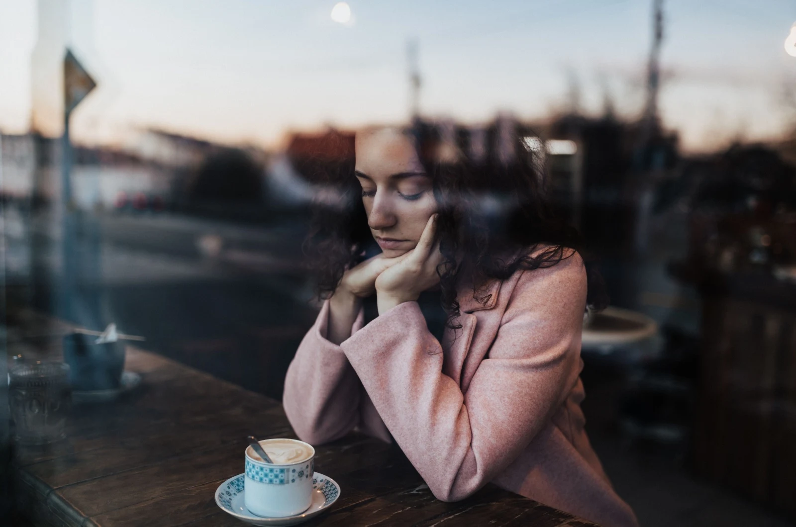 traurige Frau im Cafe