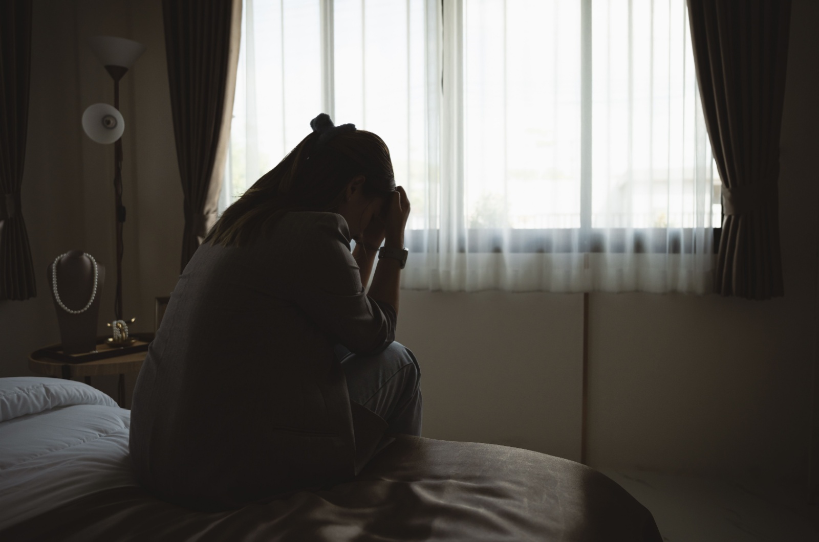 traurige Frau weint im Schlafzimmer