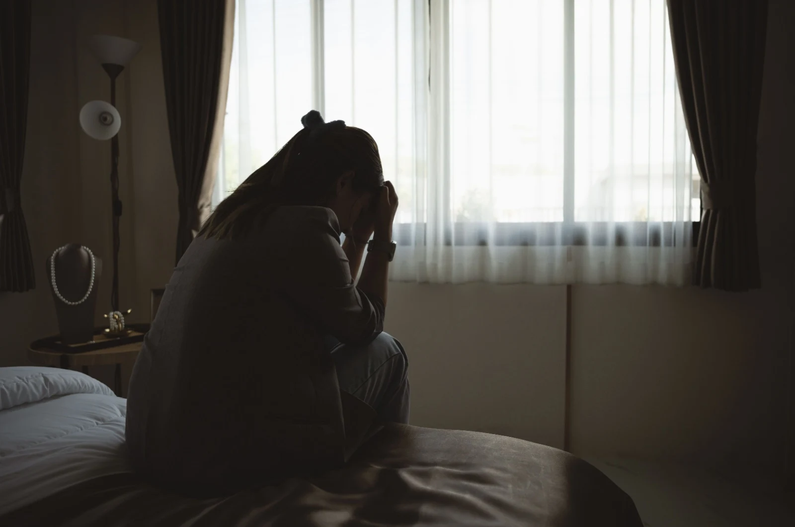 traurige Frau weint im Schlafzimmer