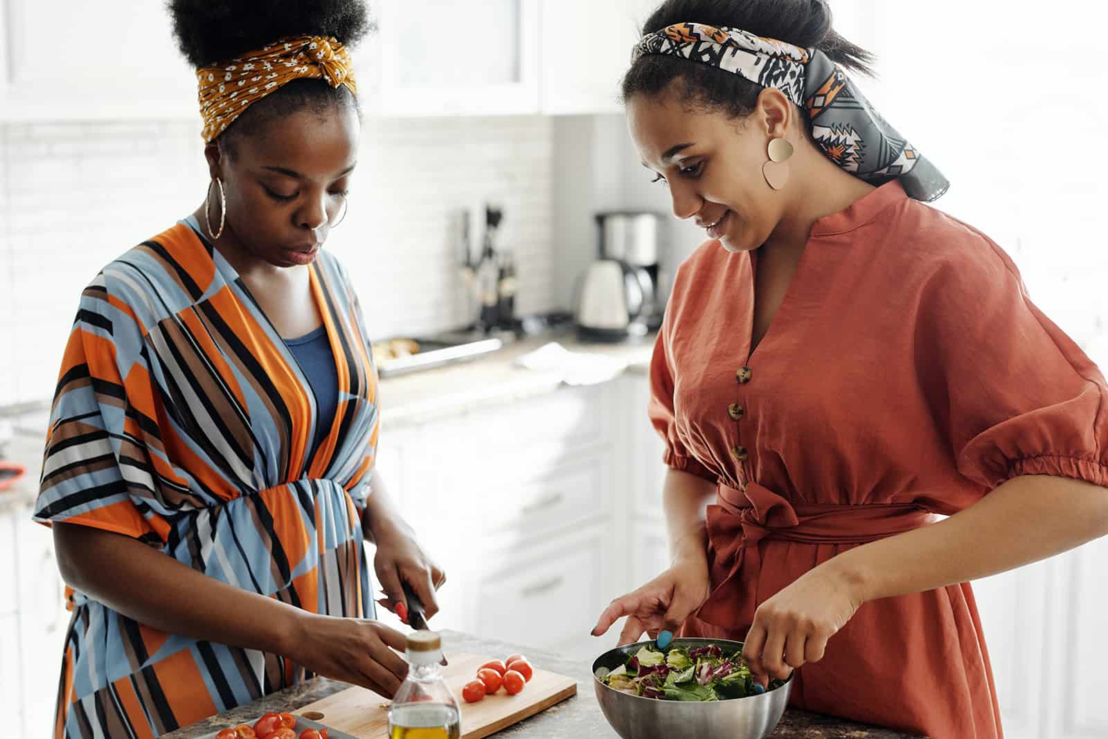Zwei Frauen bereiten gemeinsam in der Küche eine Mahlzeit zu