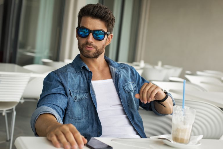 gutaussehender Mann mit Sonnenbrille
