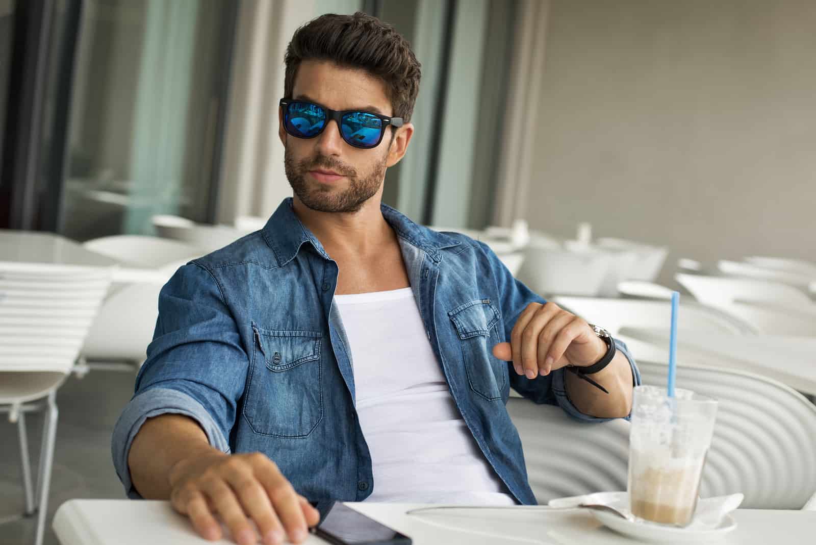 gutaussehender Mann mit Sonnenbrille