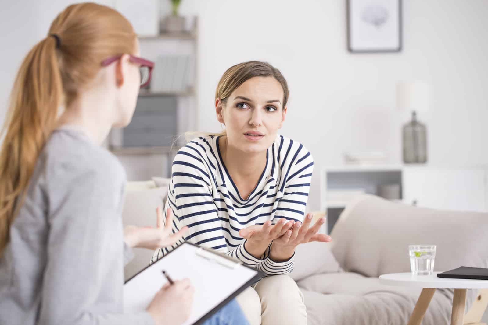 Die rothaarige Psychiaterin hört ihrer Patientin zu