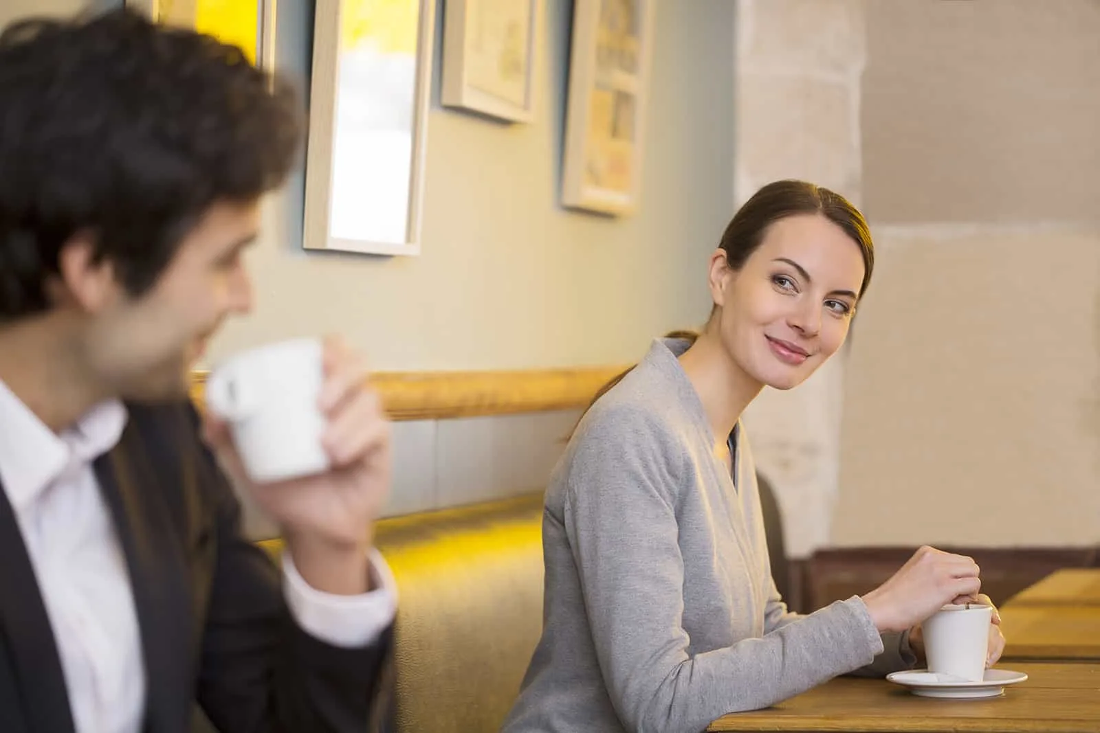 Ein Mann und eine Frau flirten in einem Restaurant, während sie Kaffee tranken