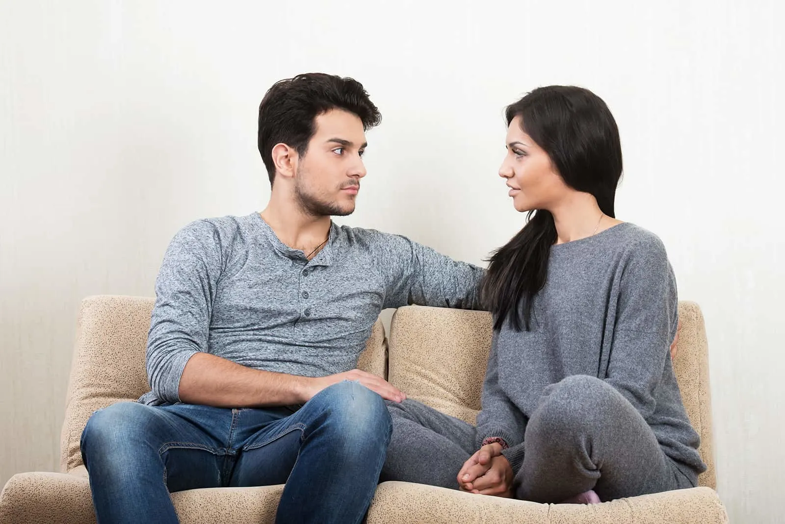 Ein Mann und eine Frau führen ein ehrliches Gespräch auf dem Sofa