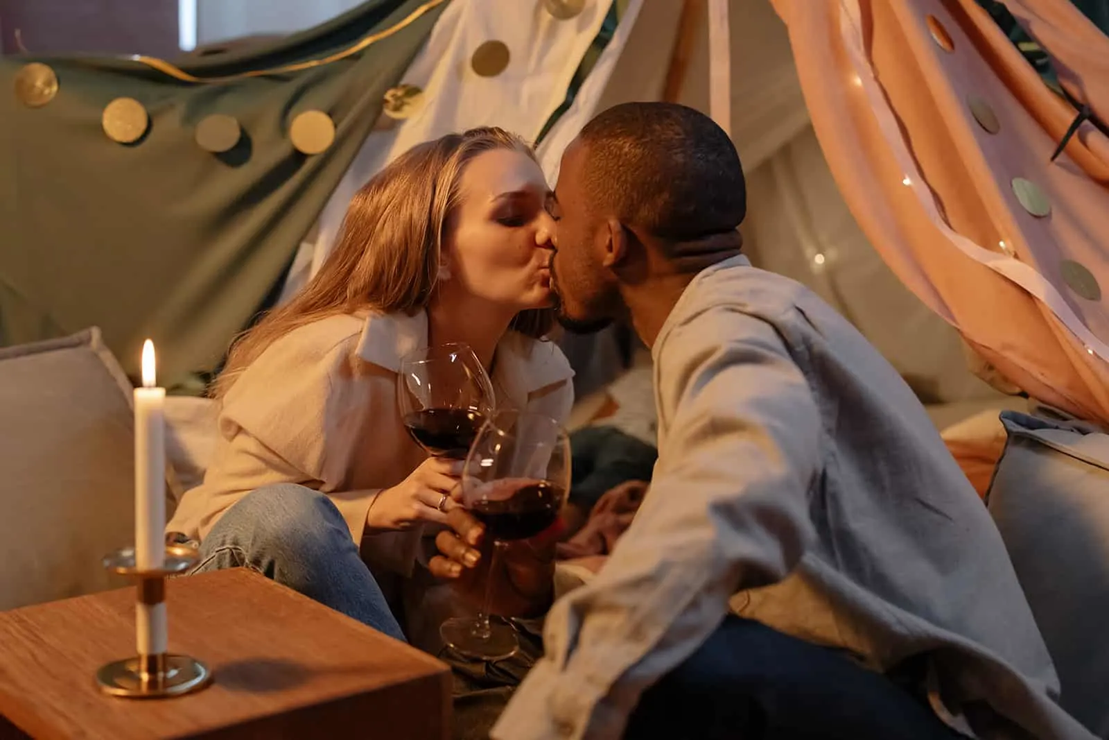 Ein Mann und eine Frau küssen sich während eines romantischen Abends