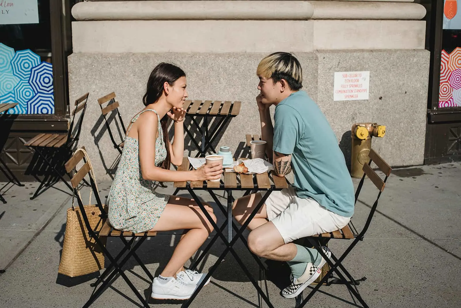 Ein Mann und eine Frau schauen sich bei einem Date in einem Café in die Augen