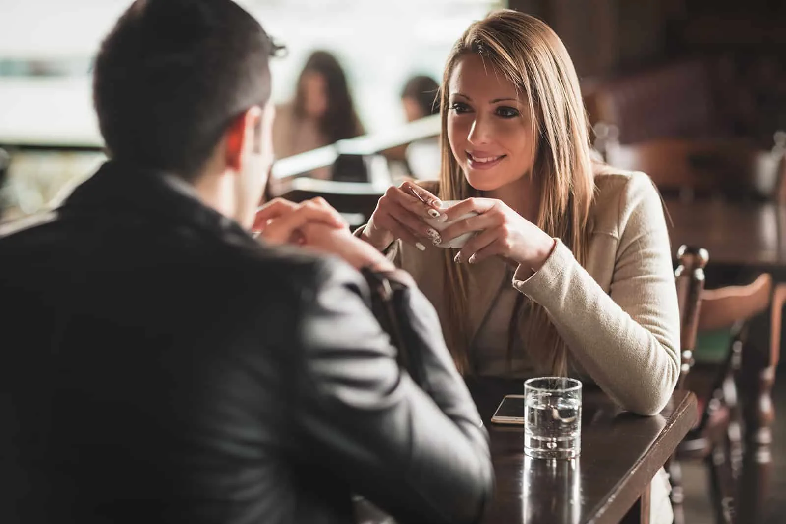 Ein Mann und eine Frau trinken Kaffee in der Bar und flirten