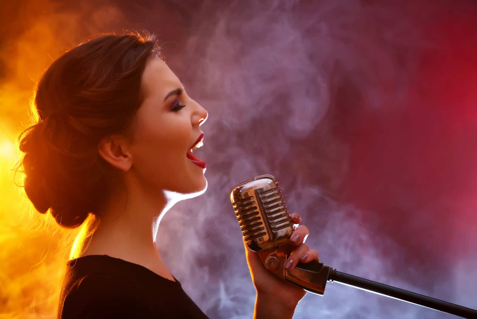 Frau singt Karaoke