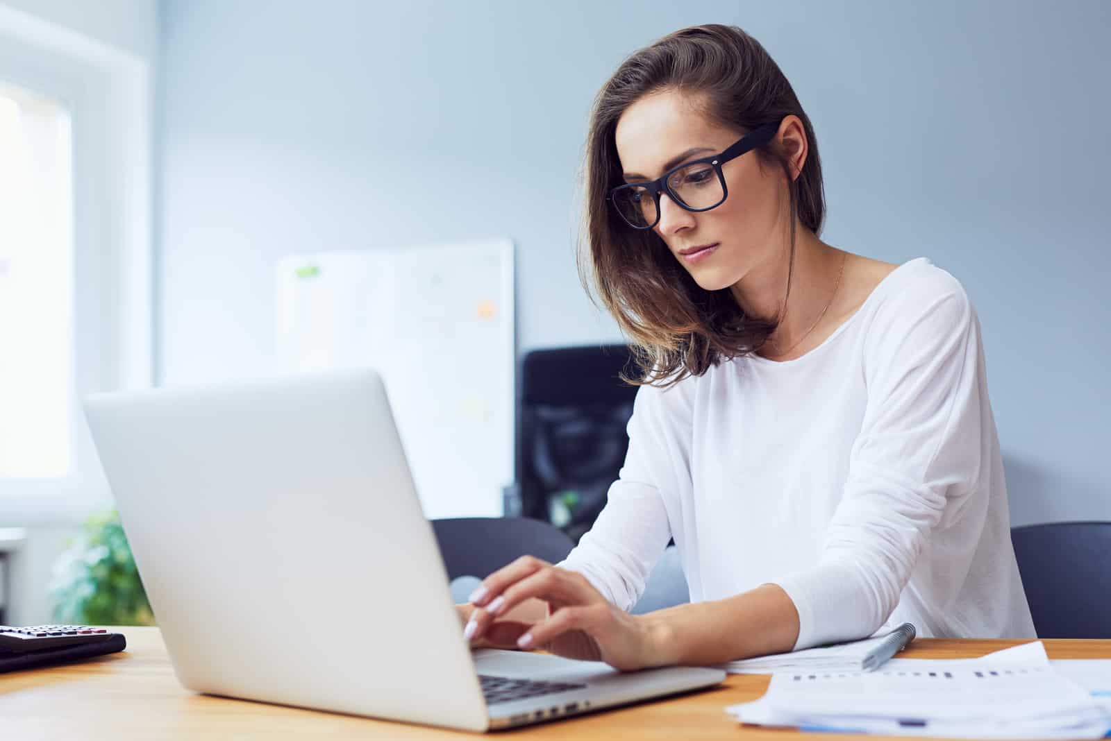 Geschäftsfrau arbeitet am Laptop
