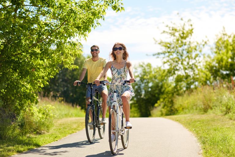 Paar Fahrrad fahren