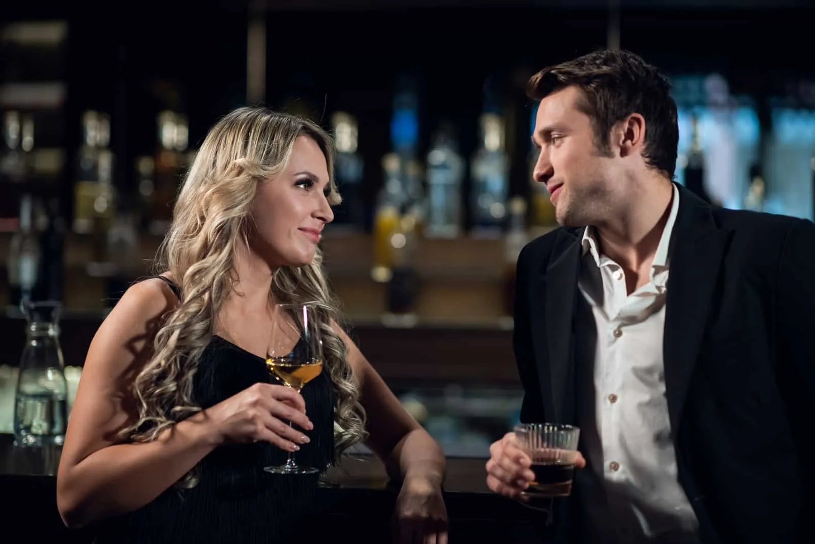 Mann und Frau an der Bar trinken Cocktails