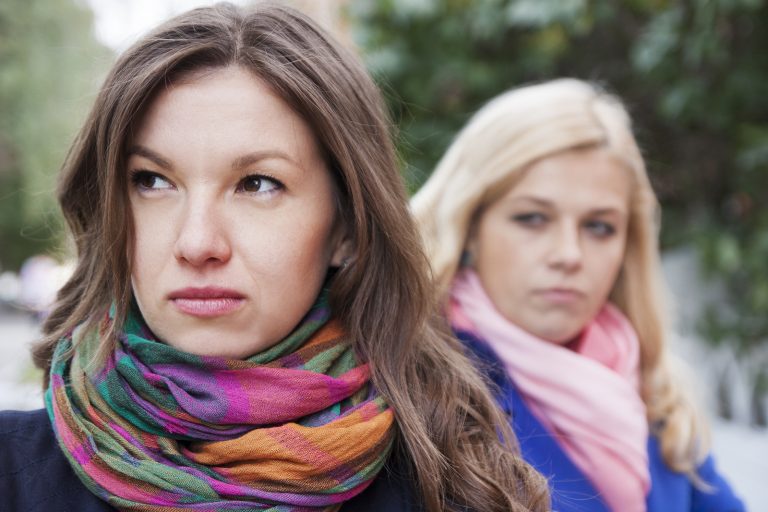 enttäuschte Frau, die Kopf von Freundin dreht