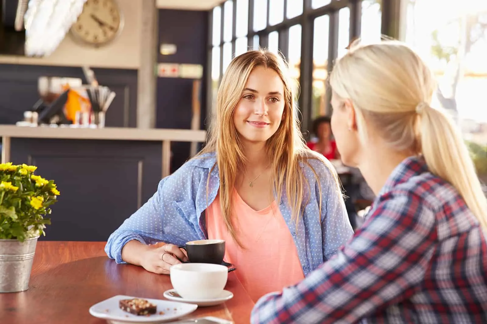 Zwei Freundinnen sprechen in einem Café