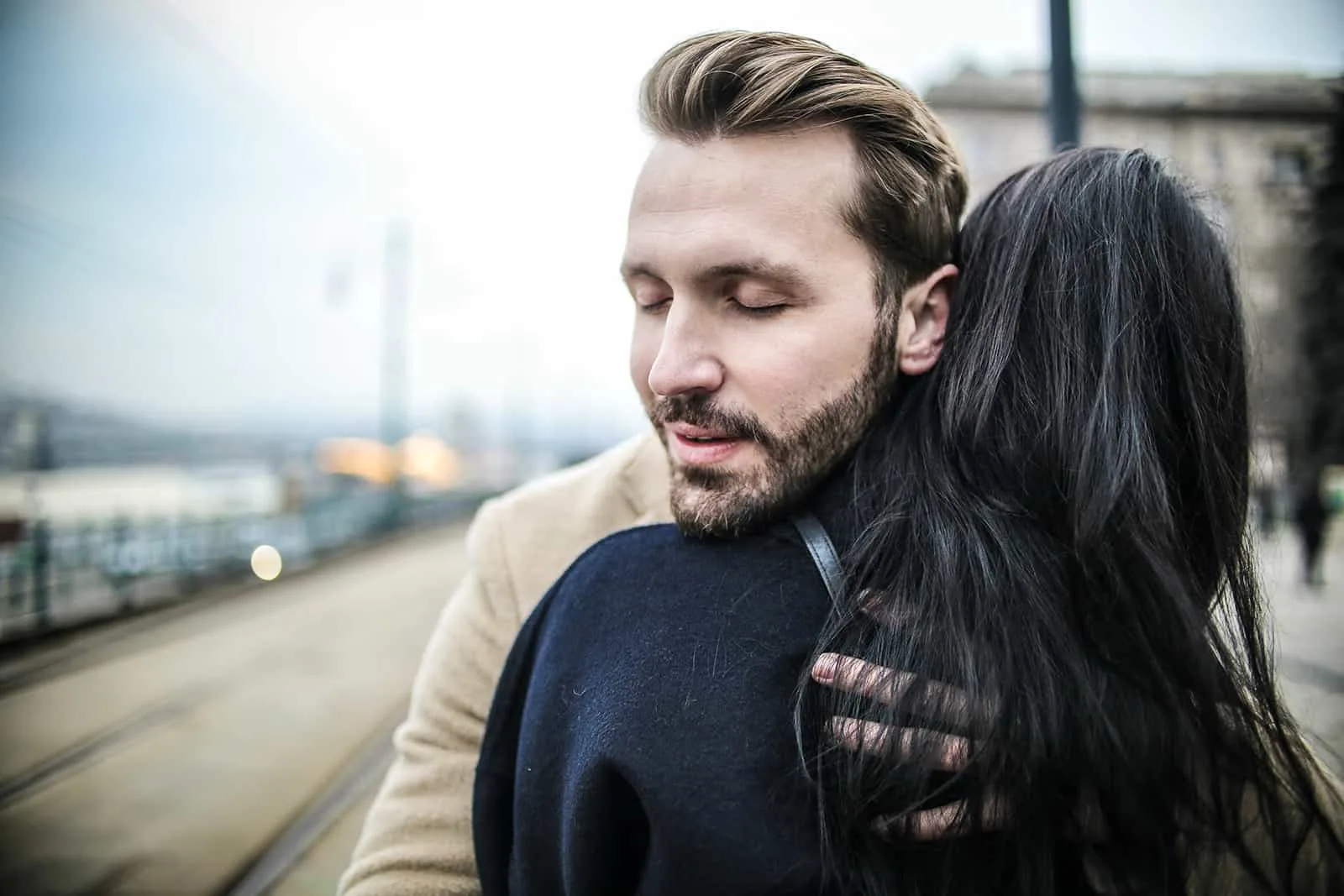 Ein Mann umarmt eine Frau auf der Straße