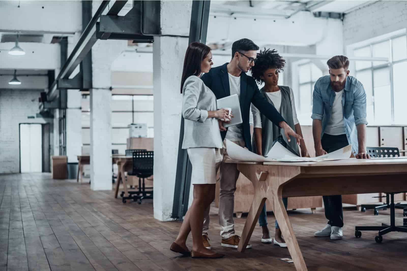 junge Geschäftsleute, die im kreativen Büro zusammenarbeiten