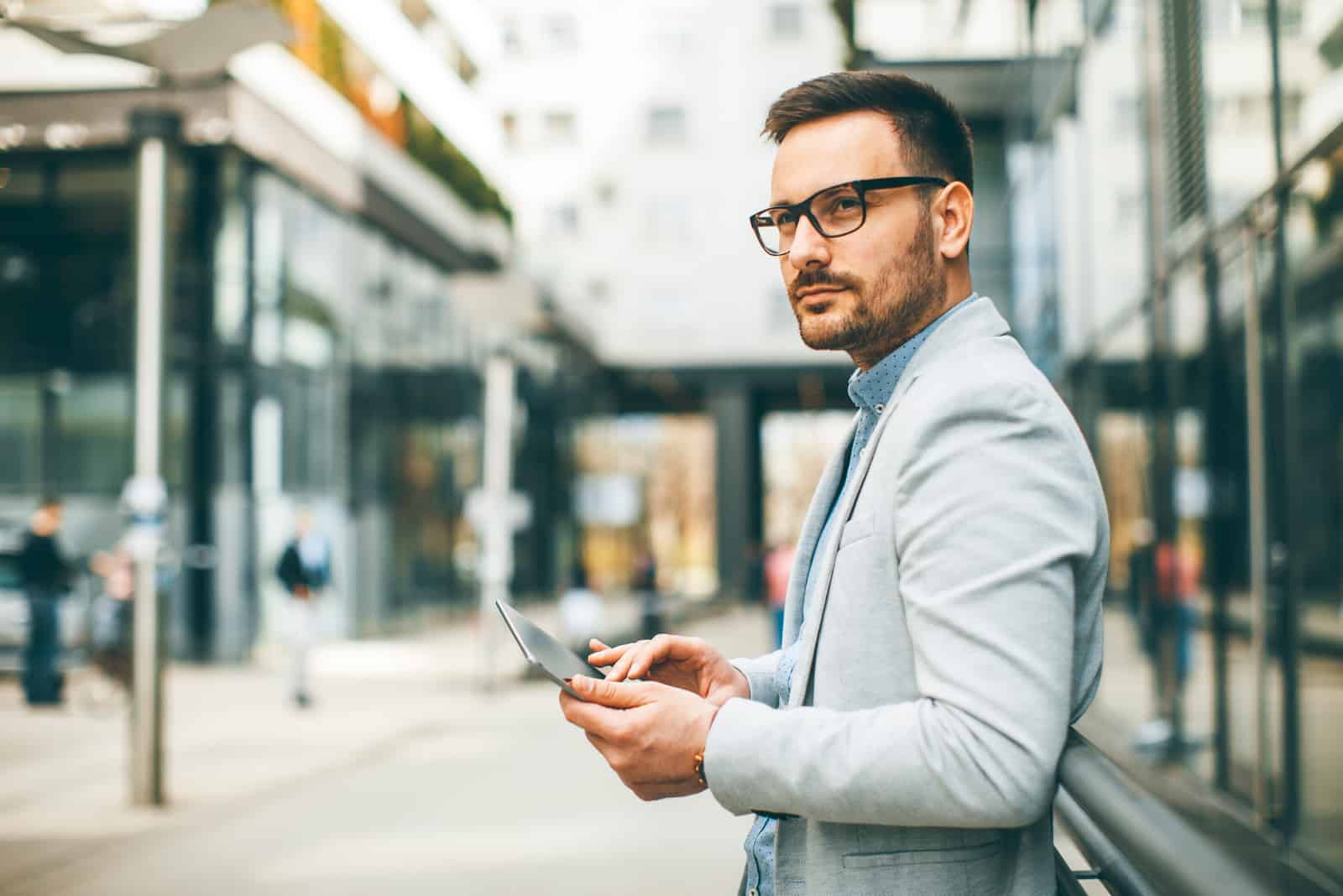 junger Geschäftsmann mit digitaler Tablette