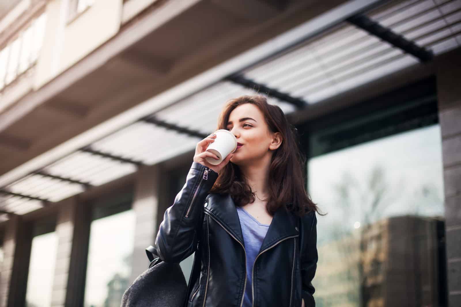schöne Brünette trinkt Kaffee