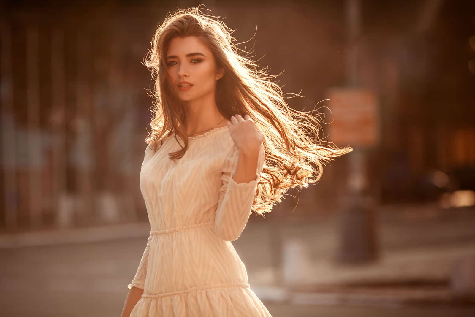 schöne Frau im Kleid
