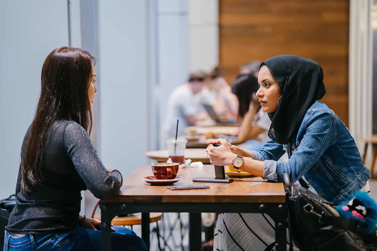 Zwei Frauen unterhalten sich ernsthaft im Café