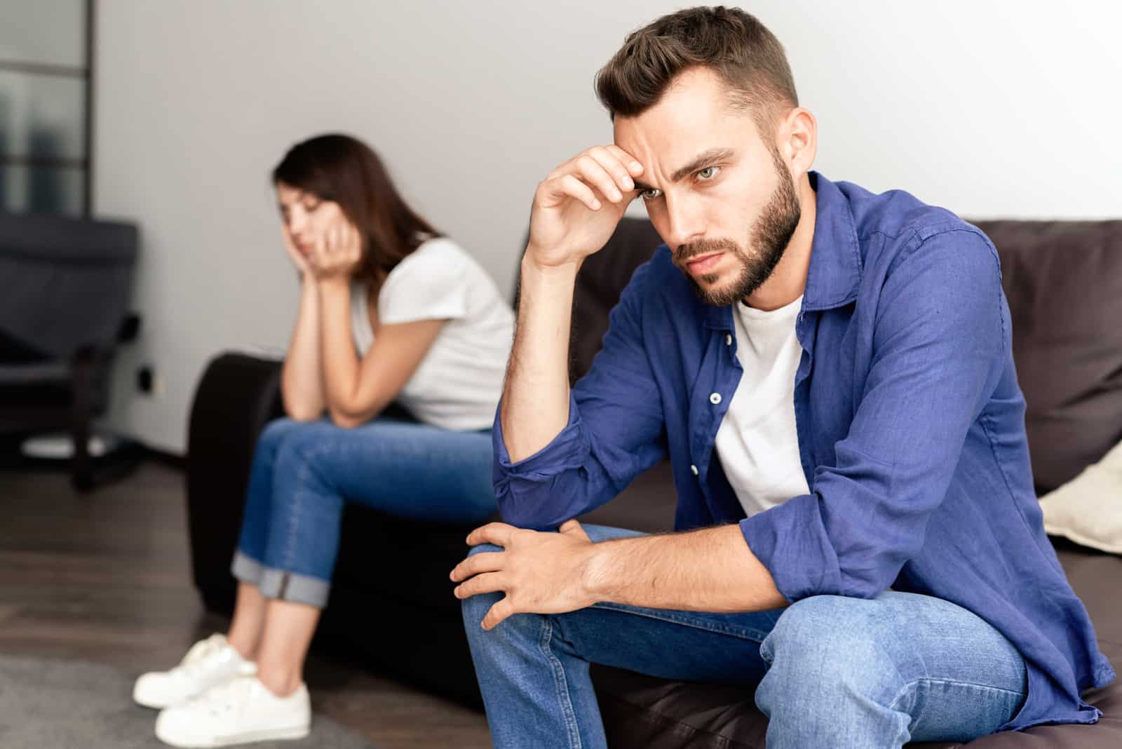 Ein frustriertes trauriges Paar sitzt auf dem Sofa