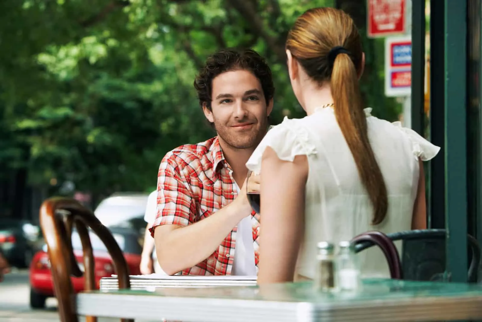 Paar sitzt am Bürgersteig Cafe