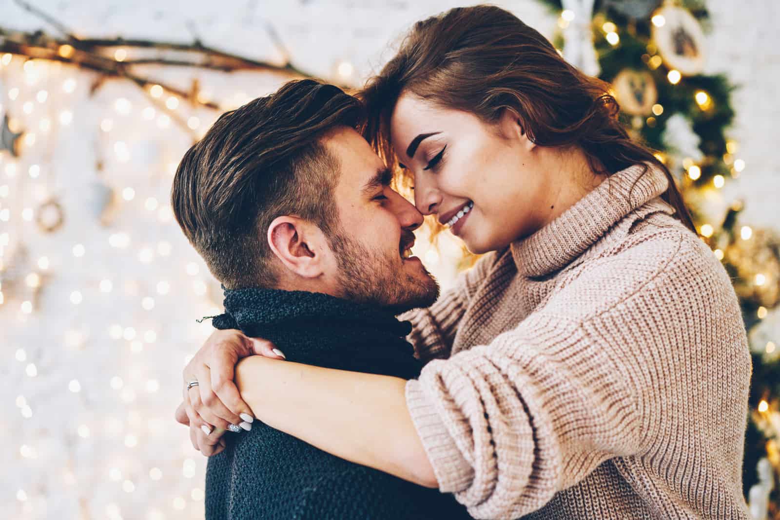 Romantisches Paar in der Liebe, die Glück fühlt