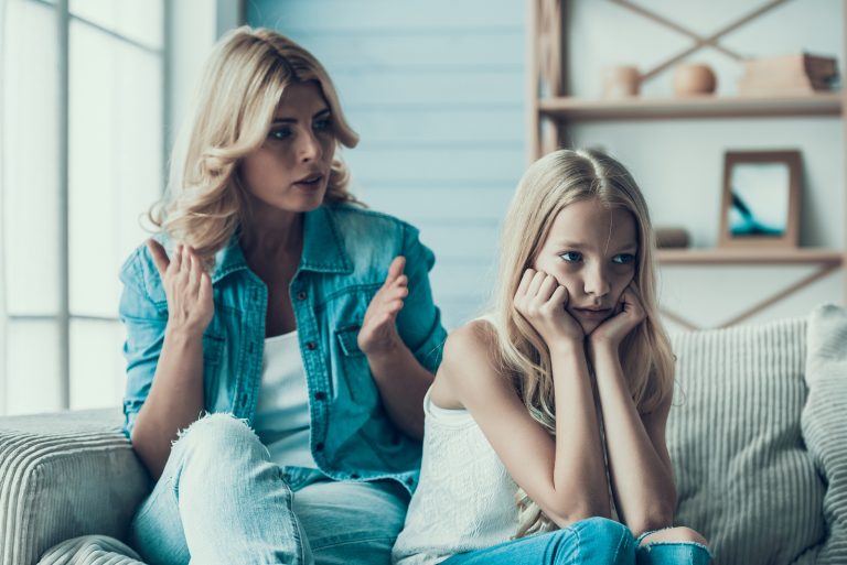 Die blonde erwachsene Mutter zieht einen ungezogenen Teenager auf