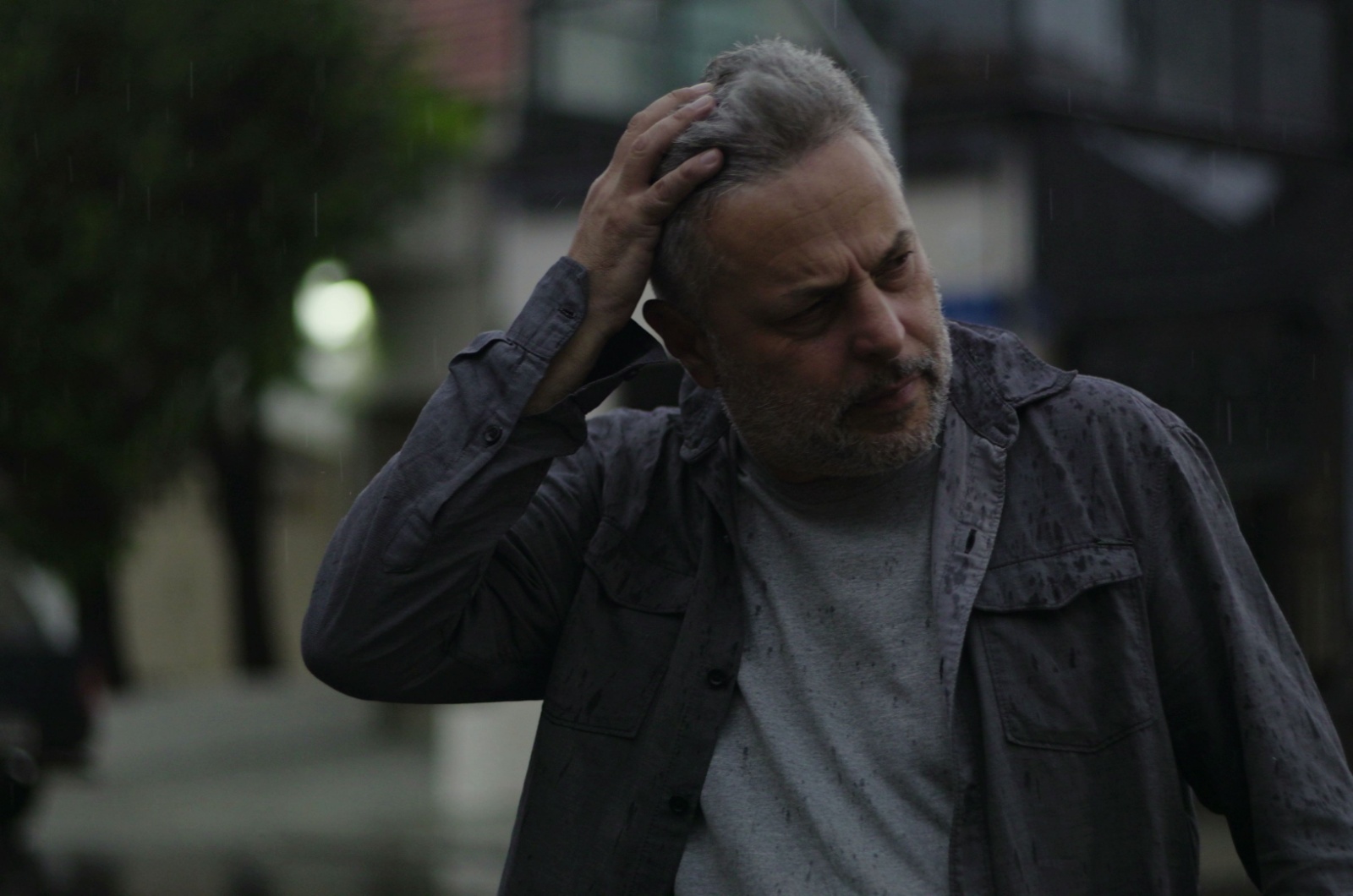 aelterer mann in einer krise