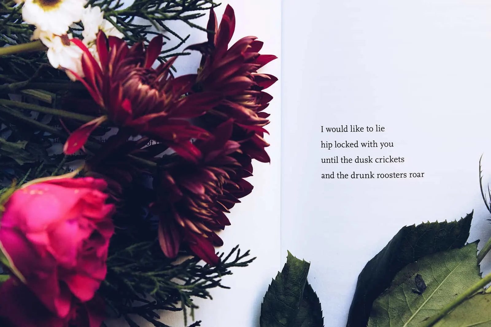 ein Liebestext in einem Buch und ein Blumenstrauß darauf